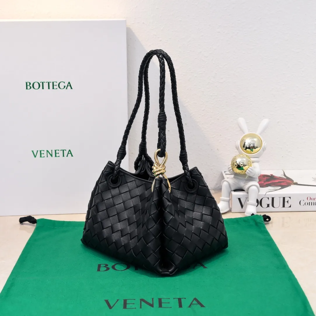 Batch 1760 BV home is new! Andiamo combines Bottega Veneta archives parachute handbags to inherit retro elements and integrate modern trends. The same style as Shu Qi's Beijing Night. It is a continuation of the classic bag. It has three functions: hand carry, shoulder and cross-body. It is embellished with metal brass knot buckles. The capacity of the small one is amazing. It can easily hold sunglasses in a box/small bottle of water/powder powder/charger and other daily necessities when going out. The upper body is versatile. Style number: 6569 Size: 21*17*16.5cm